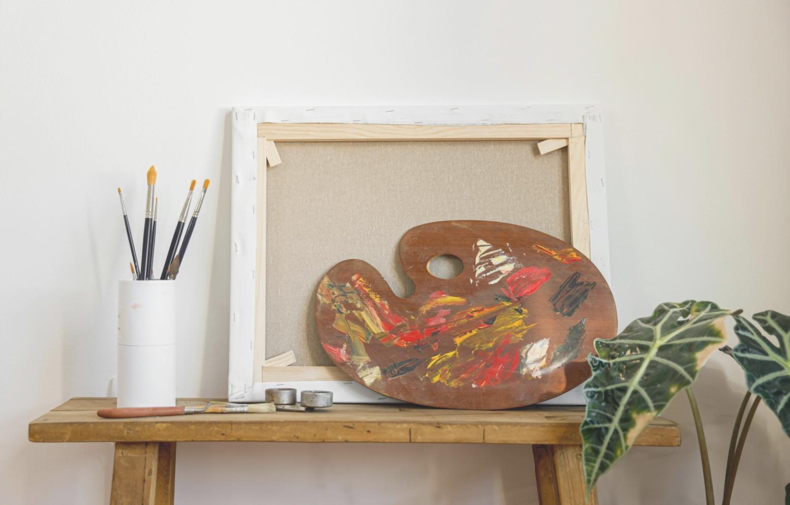 Processo creativo di illustrazione con strumenti artistici